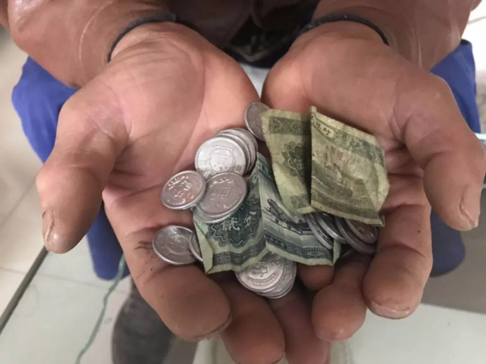 王玉明把老伴第一天卖冰棍所得的钱保存至今.新京报记者 祖一飞 摄