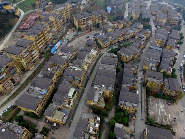 汶川震中立起密密麻麻的小洋房 如雨后春笋(组图)