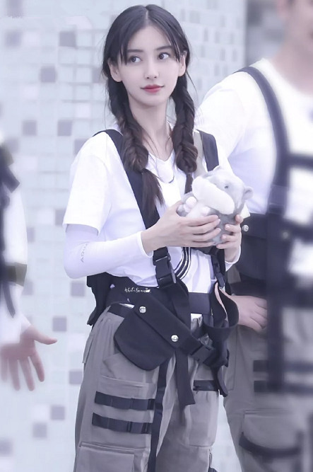 杨颖的"狮子辫"火了,"少女气息"满满,和小狮子手链