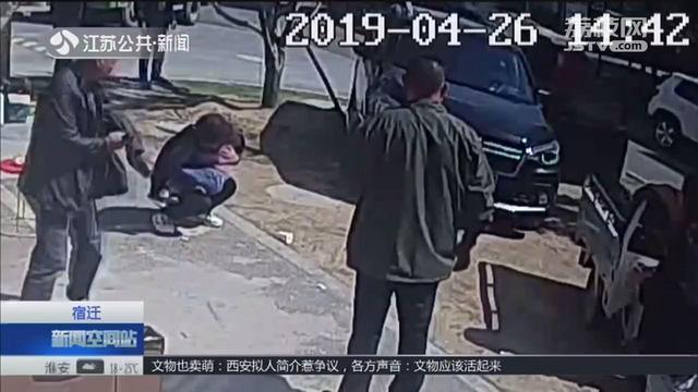 宿迁孩子在家门口玩耍被车碾压 酒驾司机肇事逃逸