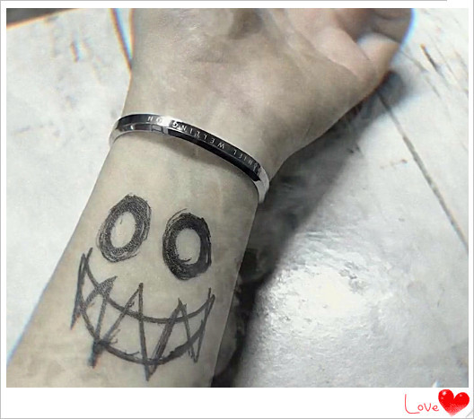 纹身已经过时了,最近流行