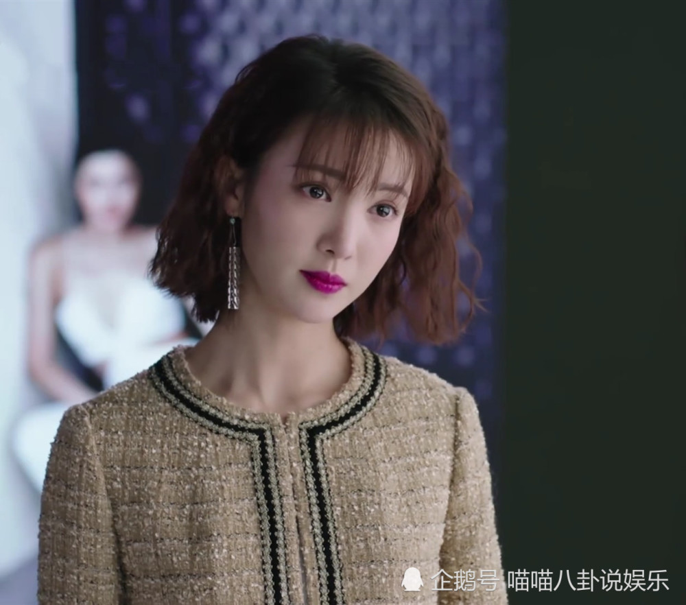 金晨与杨烁搭戏十分默契,亮相亚洲影视周红毯,尽显一字锁骨之美
