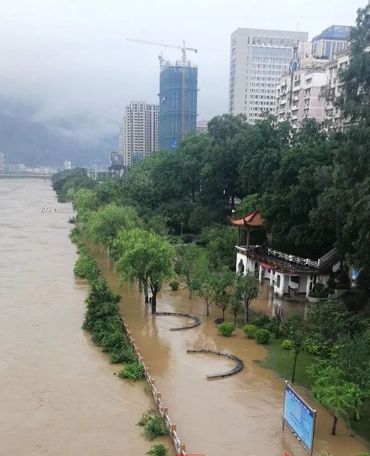 福建暴雨预警_福建三明暴雨_福建龙岩暴雨央视新闻