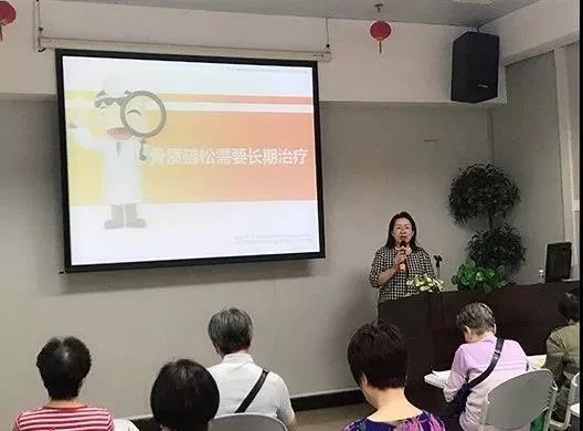 中山大学附属第一医院内科门诊的副主任医师蔡冬梅正在讲课