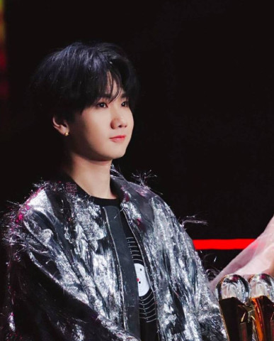 汪苏泷上综艺后恋爱实锤 搂腰看电影,十指紧扣甜到不行