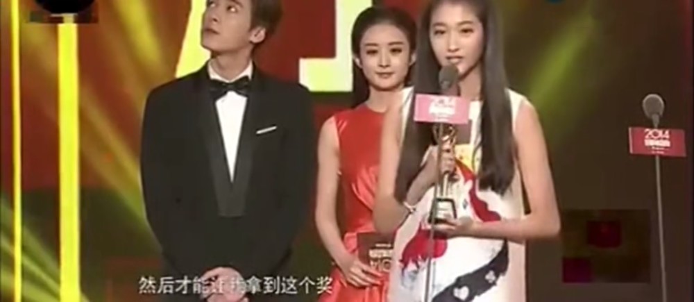 当关晓彤再遇男神李易峰,两人近距离同台女方小动作不
