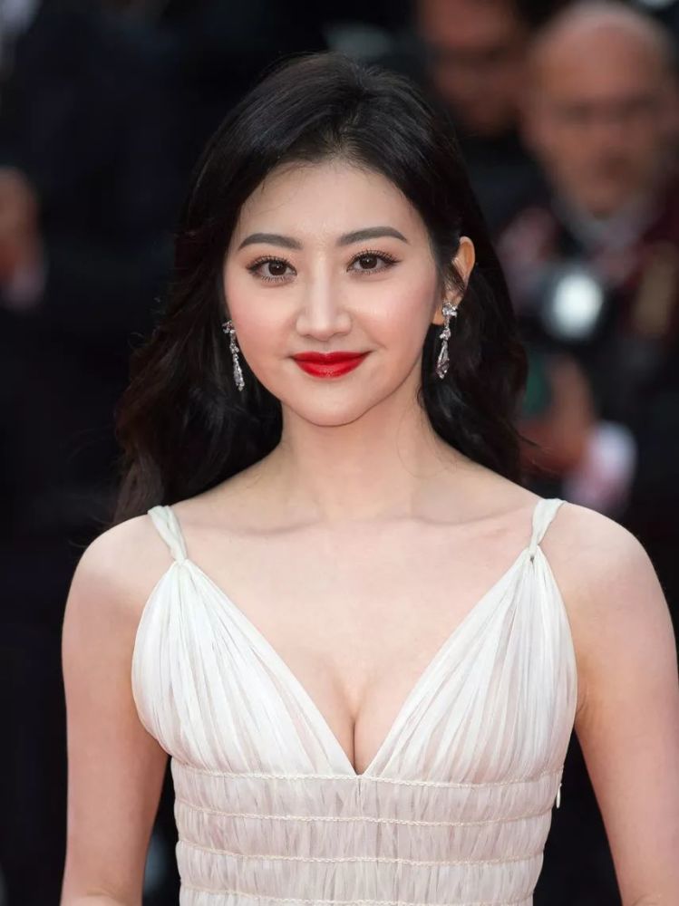 景甜放开了有多"大胆"?低胸裙子身上穿,越来越有女人味