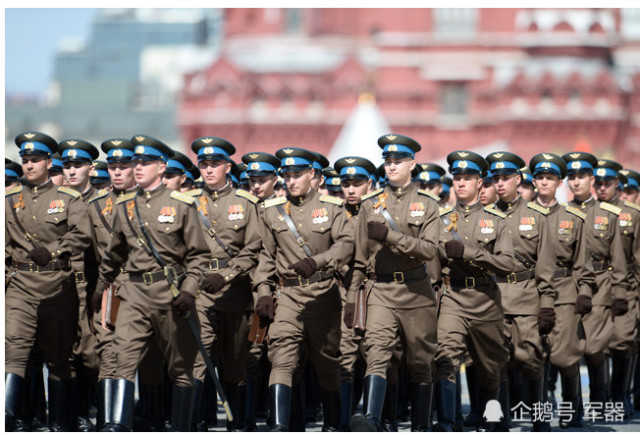 俄罗斯阅兵场与众不同,女兵出场那一刻众人惊呆,太养眼了吧!