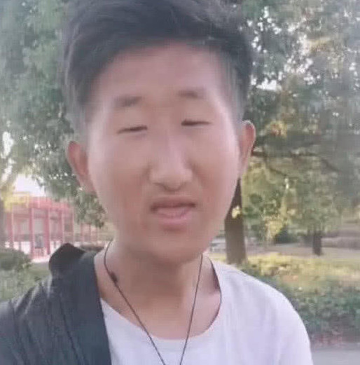 路人镜头下的"紧凑哥",看到他的工作后,网友:还是你最帅!