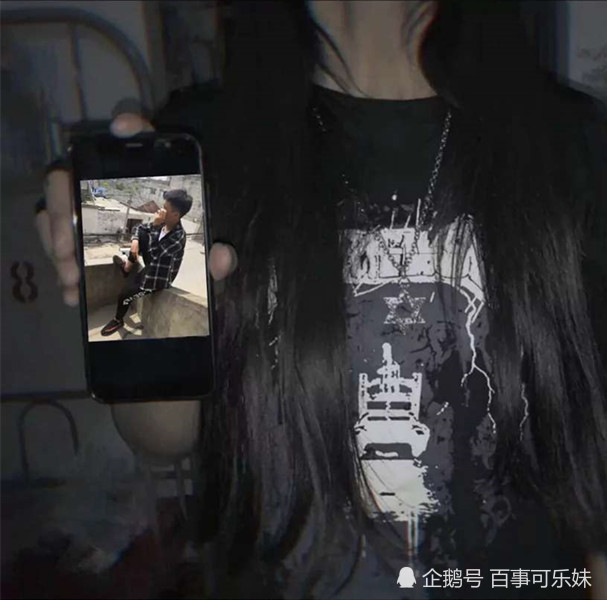 可能是因为90后已经跟不上00后的步伐了吧,上图的这个女生头像是举着
