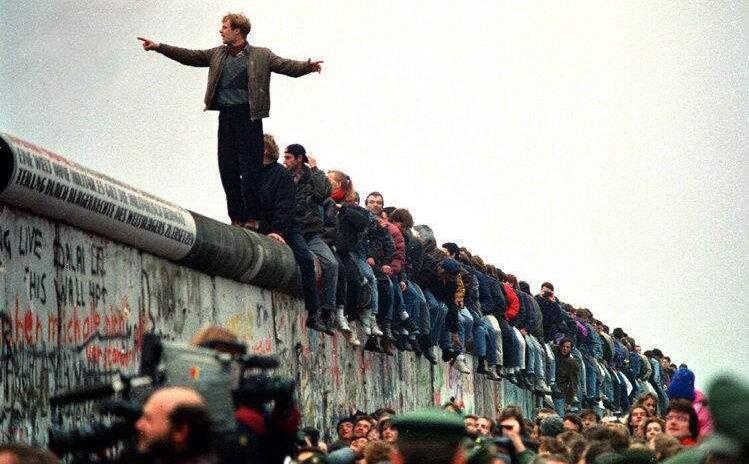 老照片:柏林墙倒塌30年了,当年这一堵墙将整个世界一分为二