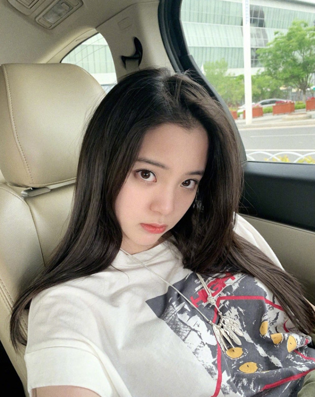 欧阳娜娜有多自信?故意露出20颗牙齿,粉丝:知道你好看