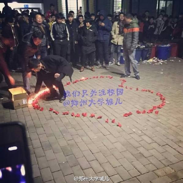 高校男生蜡烛表白 被校领导用灭火器扑灭现场图曝光
