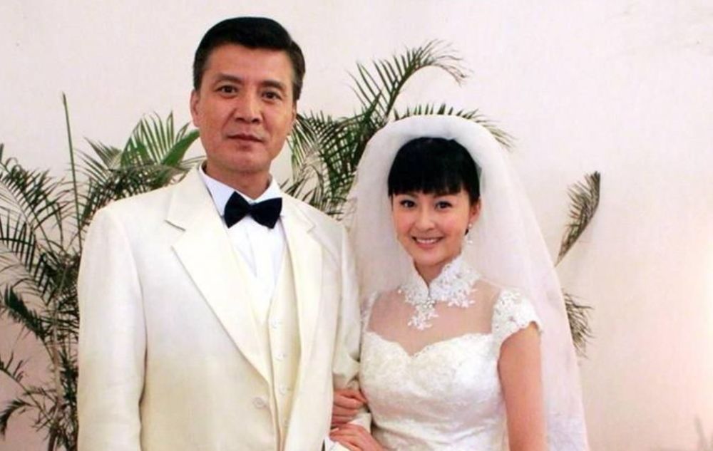 56岁刘之冰近照,隐瞒了21年的老婆,原来是我们熟悉的她