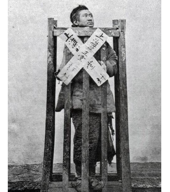 珍贵老照片:历史上皇上出行,囚犯站笼表情麻木