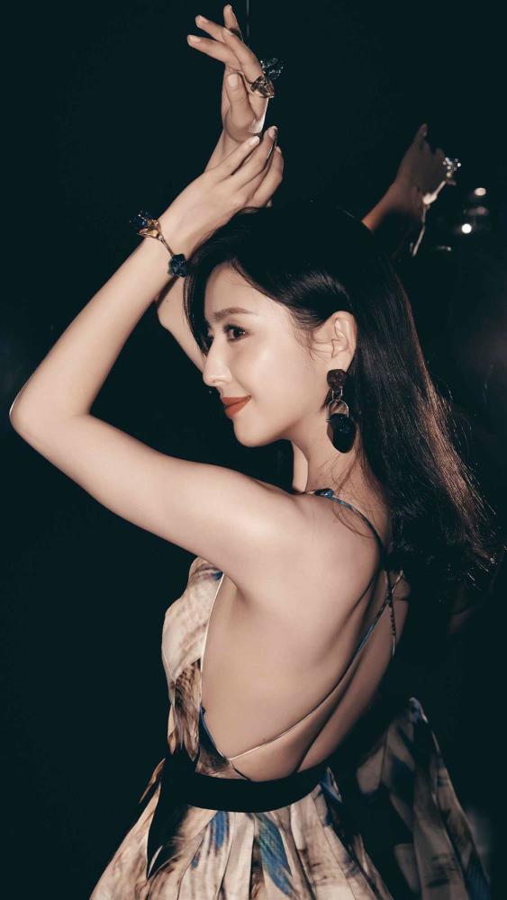 佟丽娅·精美壁纸:侧颜超美的丫丫,背影杀手让人过目难忘!