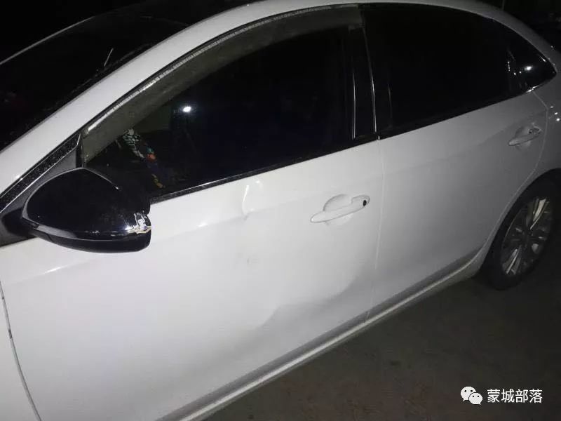 电瓶车主踹在白色汽车车门的一脚