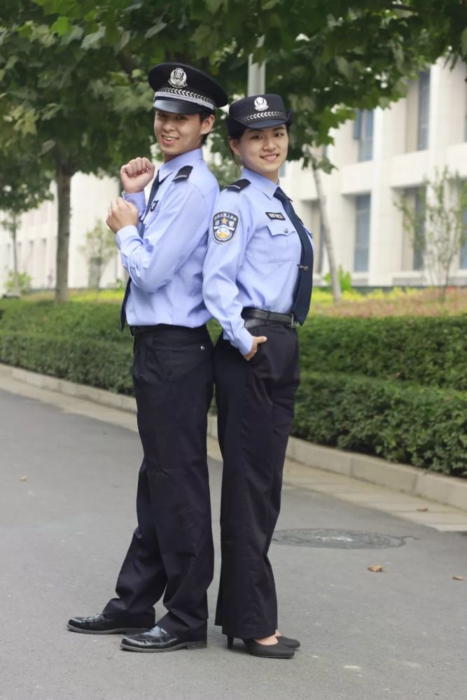 警察蜀黍撒狗粮,都让一让!