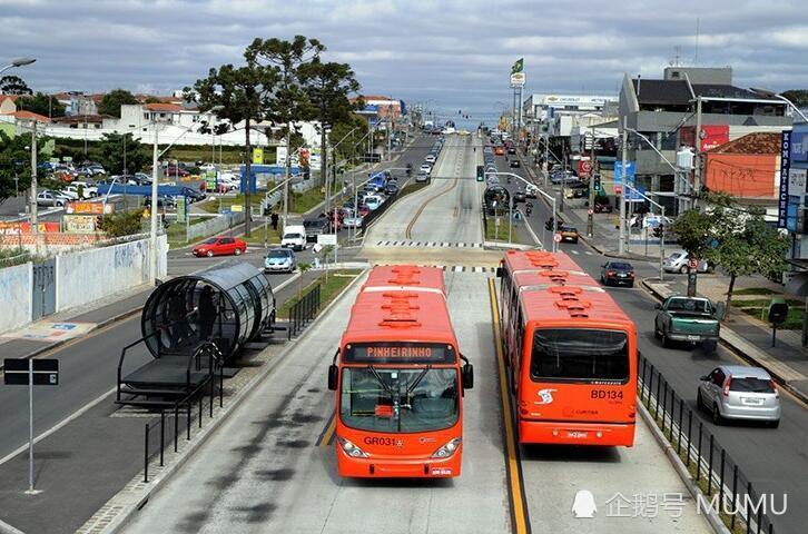 世界上最长的公交车,整车全长30米,载客量可以跟地铁媲美