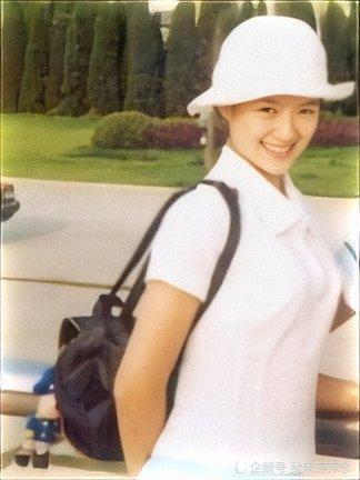 章子怡学生时期素颜照被扒,自带美颜和滤镜,这颜值难怪汪峰跪服