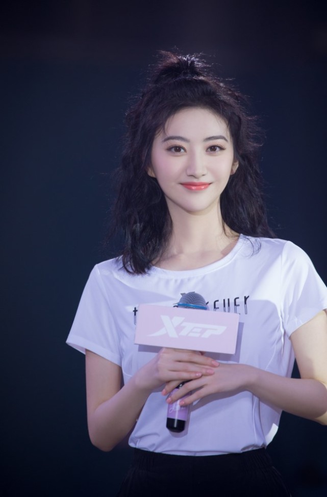 景甜的腿是"尺子"定做的吧,又长又直,搭特步假裙裤美