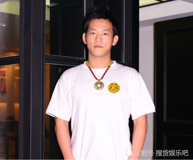 11岁就红遍全国的童星，后却入狱22年，还戴手铐出席父亲葬礼（组图） - 4