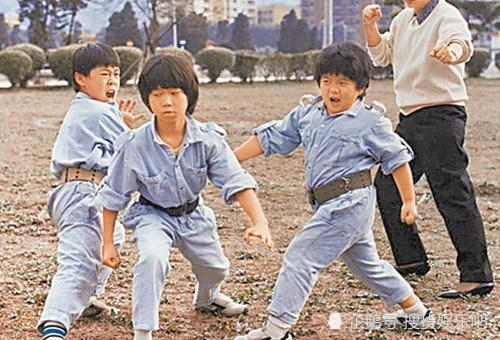 11岁就红遍全国的童星，后却入狱22年，还戴手铐出席父亲葬礼（组图） - 1