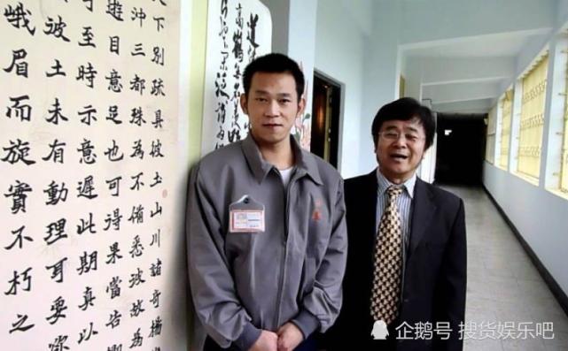 11岁就红遍全国的童星，后却入狱22年，还戴手铐出席父亲葬礼（组图） - 2