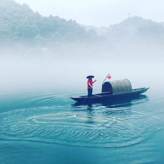 在湖南郴州的小东江,乘舟赏雾观山水,不羡鸳鸯不羡仙