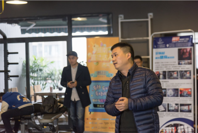 撩妹被摔颤抖献唱 直播达人健身集训营有颜有