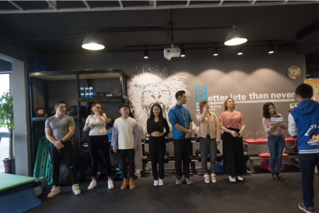 撩妹被摔颤抖献唱直播达人健身集训营有颜有料