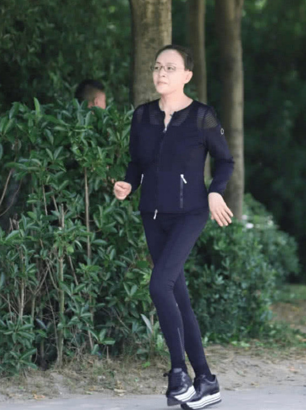 57岁宋丹丹近照曝光,身材苗条大长腿抢镜,风韵犹存美