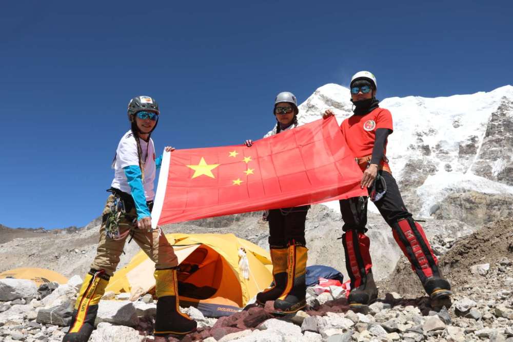 中国民间女子登山队成功登顶珠穆朗玛峰