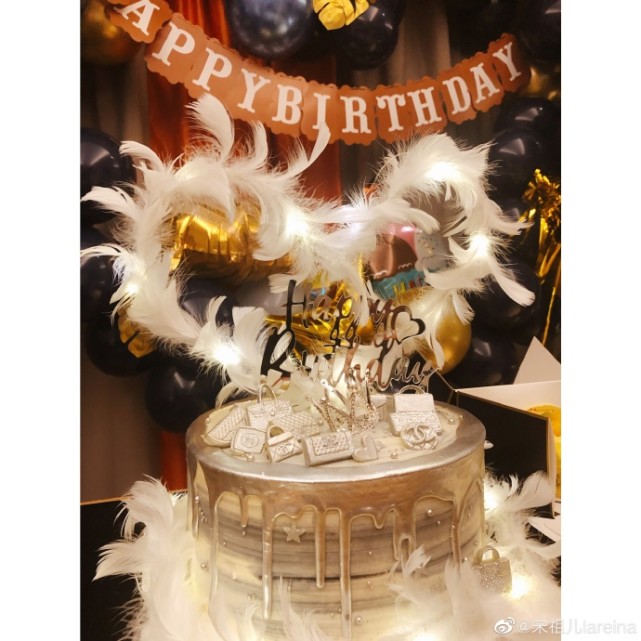 宋祖儿晒照庆祝21岁生日,笑容甜蜜美得像个公主