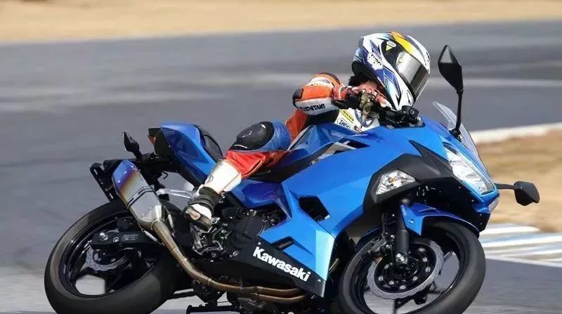 Cbr250rr Vs 雅马哈r3 Vs忍者250 400大乱斗 看点快报