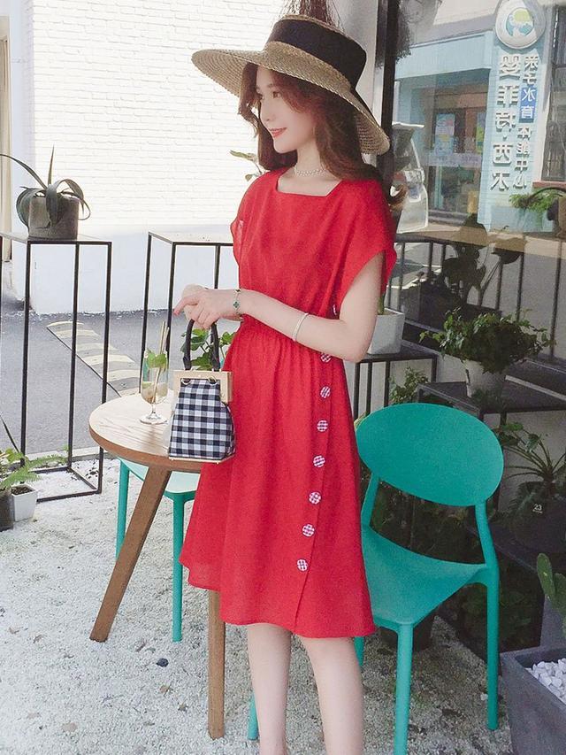 优雅甜美的一款连衣裙,轻盈舒适垂坠感好,展现曼妙身姿
