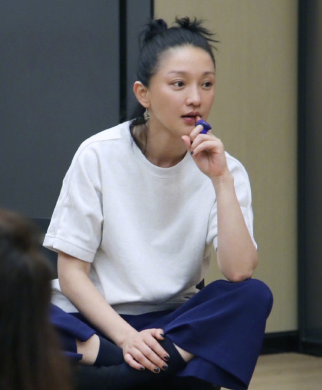 工作室晒周迅素颜照少女感满满,盘腿而坐还啃手指,超
