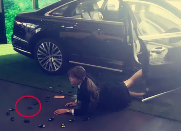 奥迪女销售炫富摔,以为摔得名贵化妆品?其实比这档次