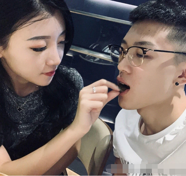 牌牌琦小伊伊同框秀恩爱,两人互喂巧克力甜一脸,网友