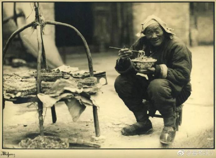 1933年,北平街头的吃面人./ 微博@看老照片