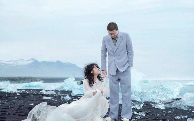 李诞黑尾酱婚纱照一个表情暴露家庭地位,黑尾酱不生气?大写的服