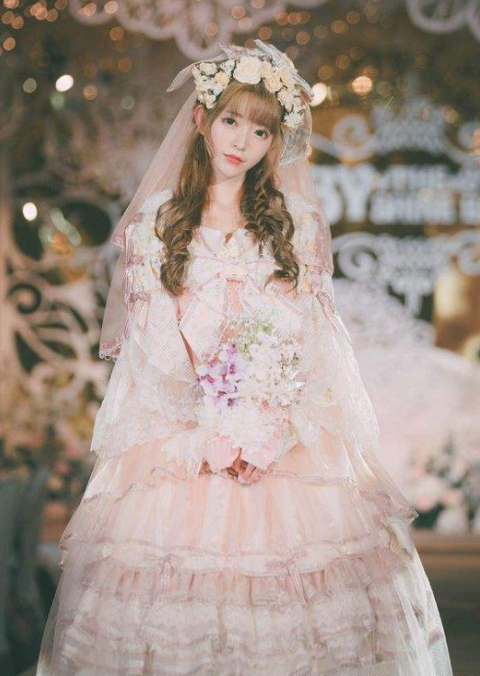 价格10万以上洛丽塔有多好看?天国少女被秒成渣,出门就是女王