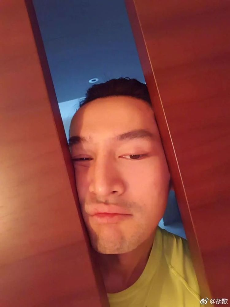 胡歌自拍上热搜,那些爱发丑照的男明星,明明一个比一
