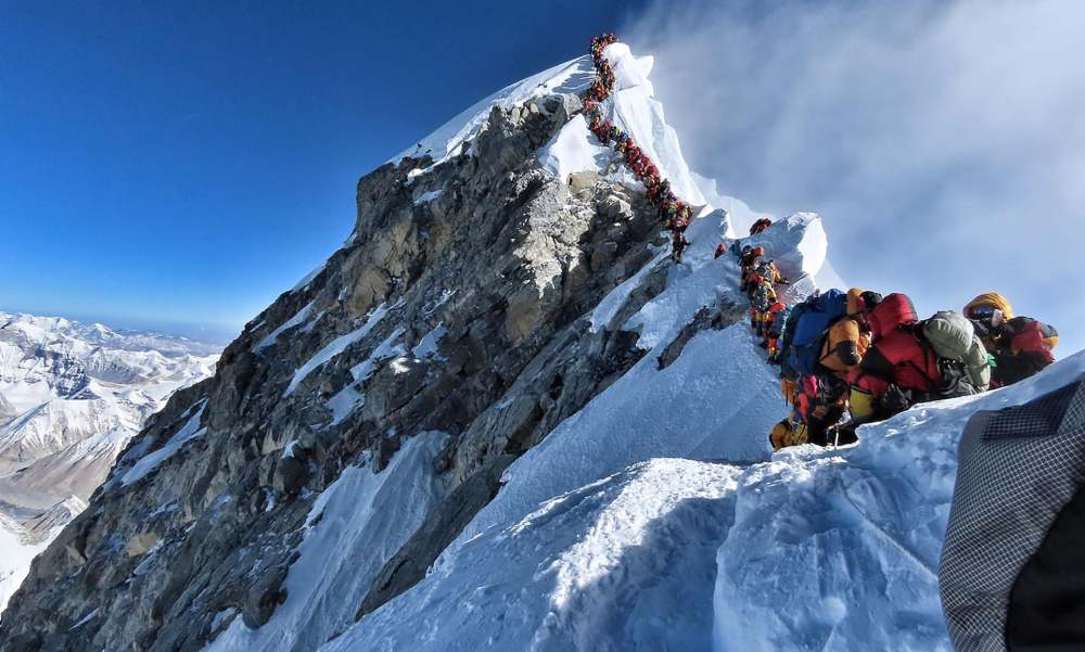 珠穆朗玛峰攻顶超200人需排长队等候 2名外籍登山客