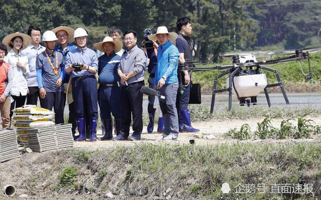 文在寅变身农民 穿雨靴下地驾驶插秧机