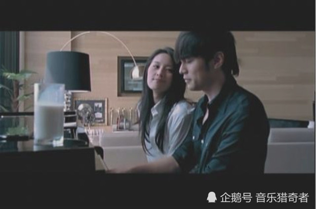 曾恺玹是周杰伦歌曲《我不配》mv里的女主,也是周杰伦自导自演的电影