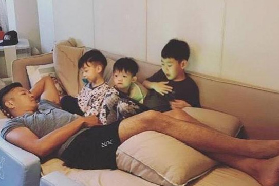 范玮琪晒出自己的豪宅:客厅堆满了儿童玩具,连鞋柜都做的非常大