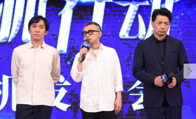 梁朝伟出席新片发布会,刘嘉玲全程陪同,夫妻动作表情