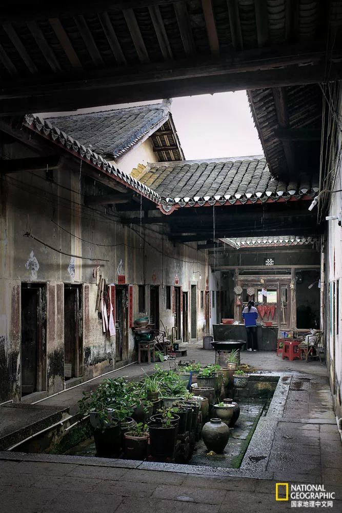 围龙屋的建筑特色也是古代阴阳思想的投射,集中体现在讲求建筑物体与