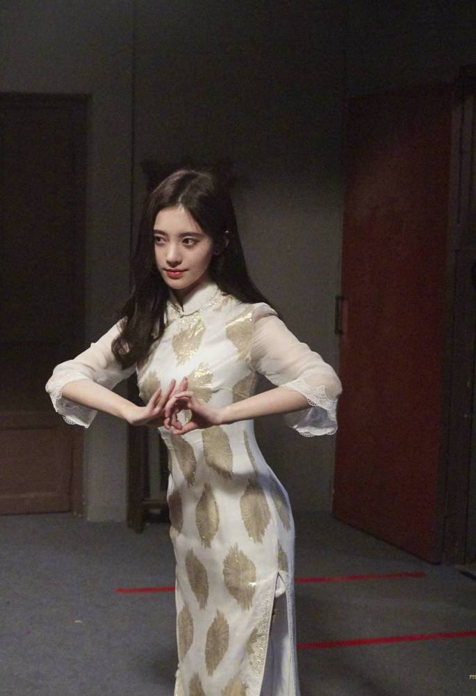 snh48成员穿旗袍,鞠婧祎优雅,许佳琪性感,吴哲晗大气!
